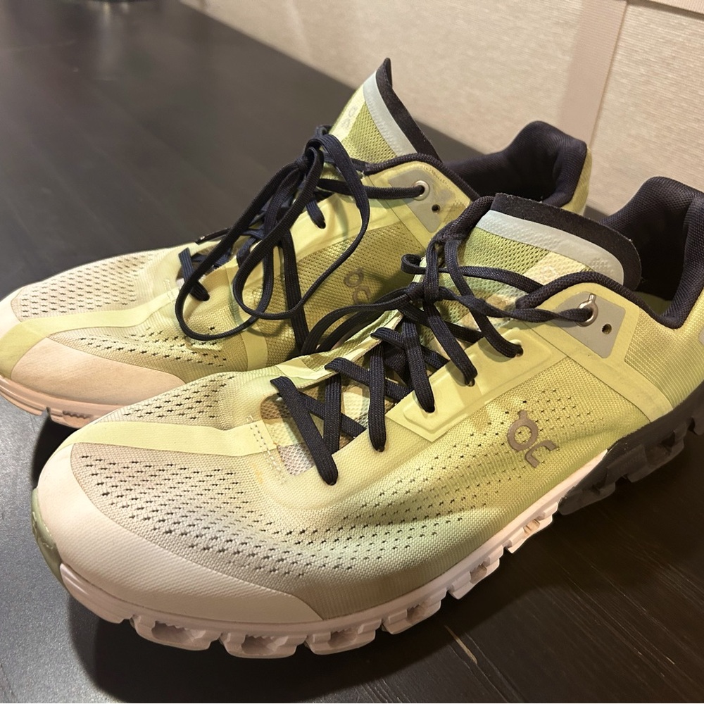 mens ON Cloud running sneakers in very good condition!